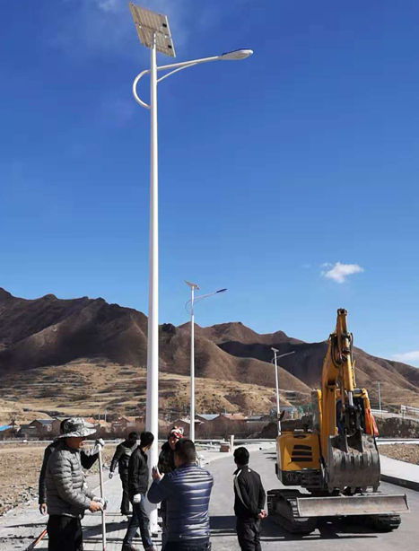 甘南碌曲10米高昌太阳能路灯项目